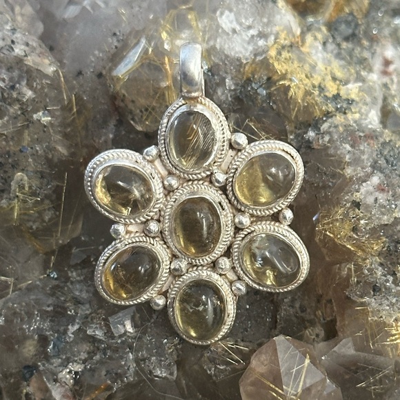 Golden rutilated quartz flower sterling silver pendant - Picture 3 of 12